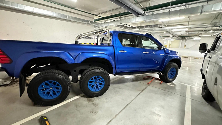 «Таких машин в мире 2 штуки». В России продают уникальную шестиколесную Toyota Hilux от Arctic Trucks
